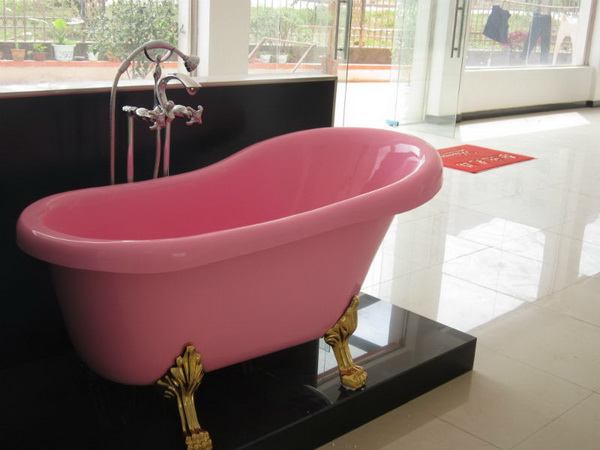 55 inch acrylic slipper clawfoot bathtubs in pink on both inside and outside