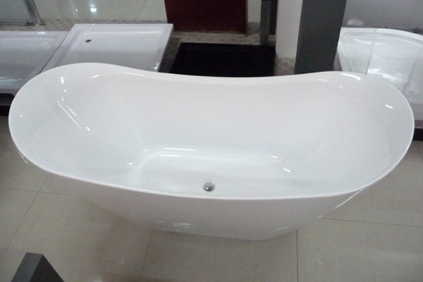 Double slipper freestanding tub displays in the showroom