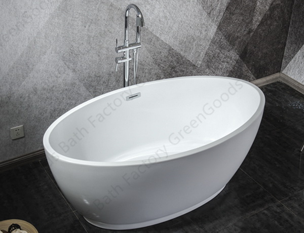 Freestanding oval bath displays in the showroom