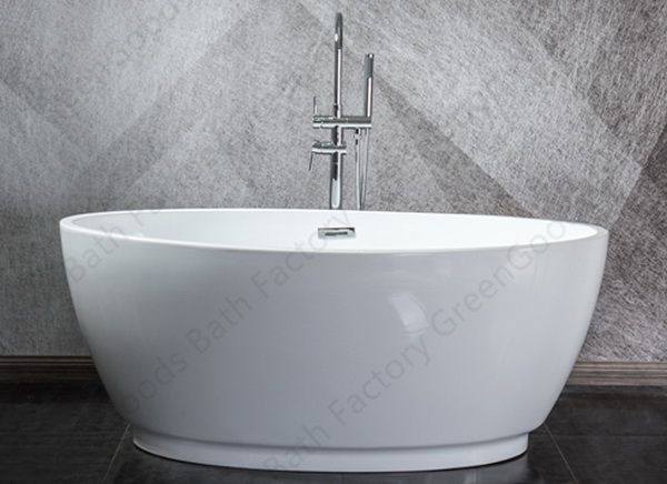 Freestanding oval bath displays in the showroom