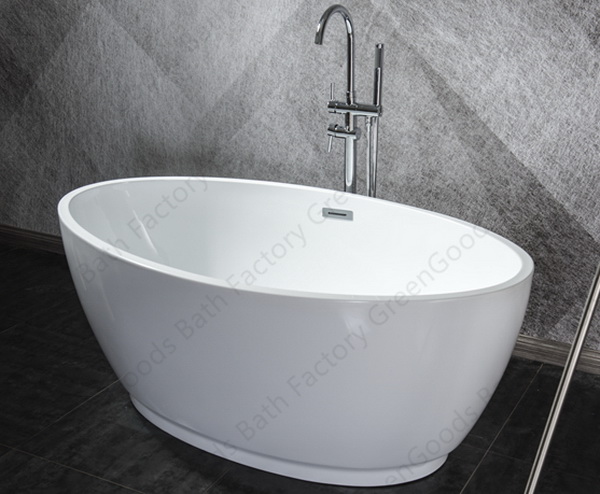 Freestanding oval bath displays in the showroom