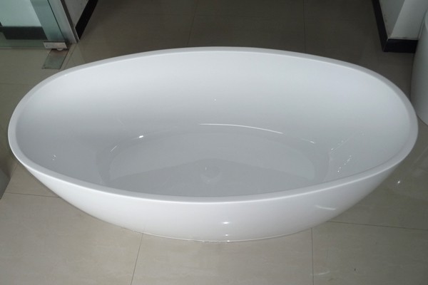 Freestanding oval bath displays in the showroom