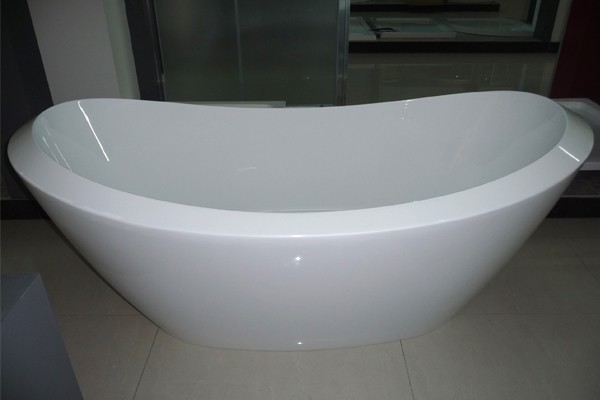 Wide freestanding tub displays in the showroom