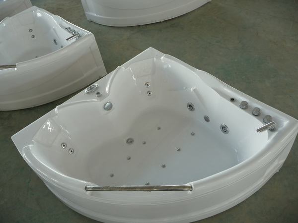 Corner jetted tub with dual headrests