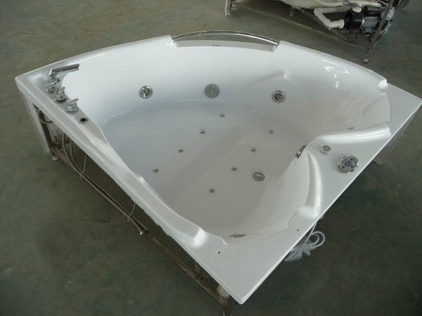Corner jetted tub with stainless steel bracket