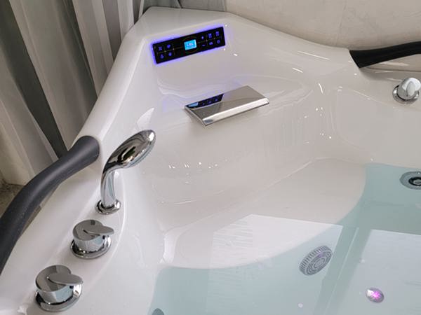 Whirlpool Air Jetted Ozone Bathtub With Water Level Reaction
