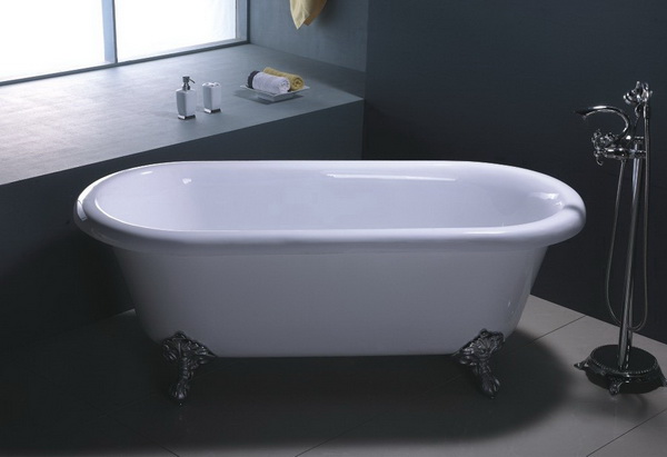 clawfoot bathtub
