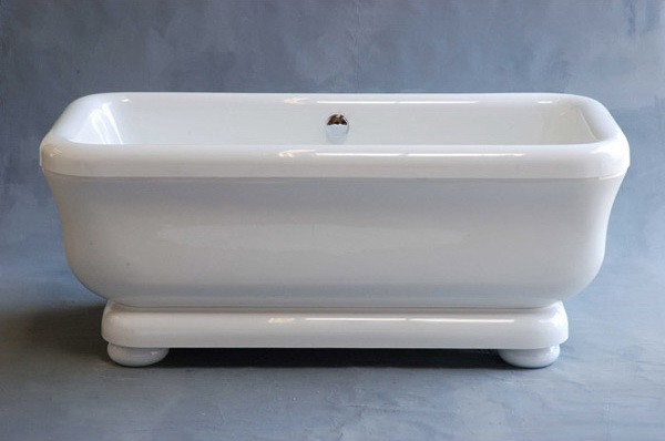 clawfoot bathtub